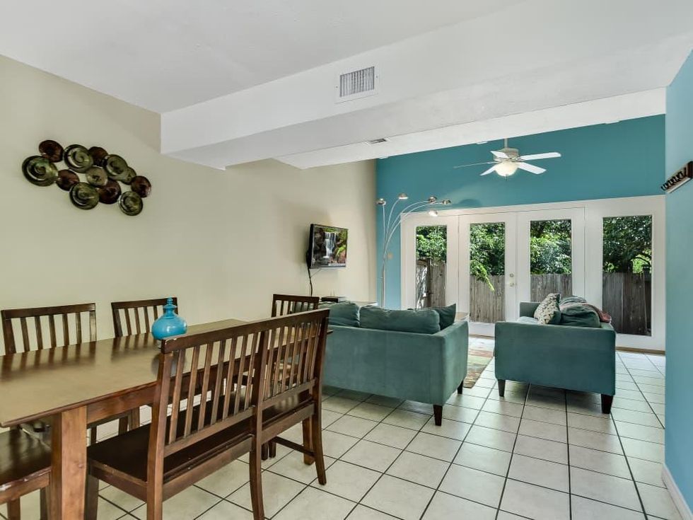 1112 Robert E Lee, A & B