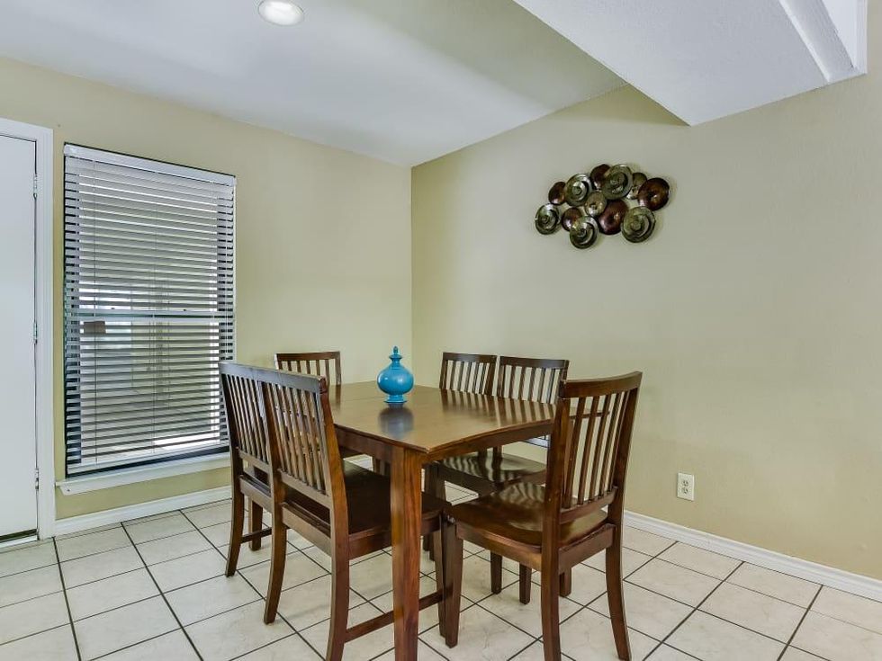 1112 Robert E Lee, A & B