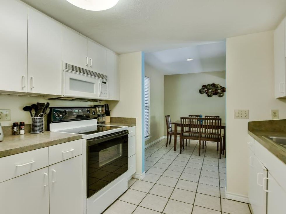 1112 Robert E Lee, A & B