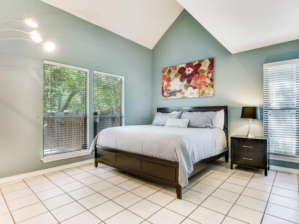 1112 Robert E Lee, A & B