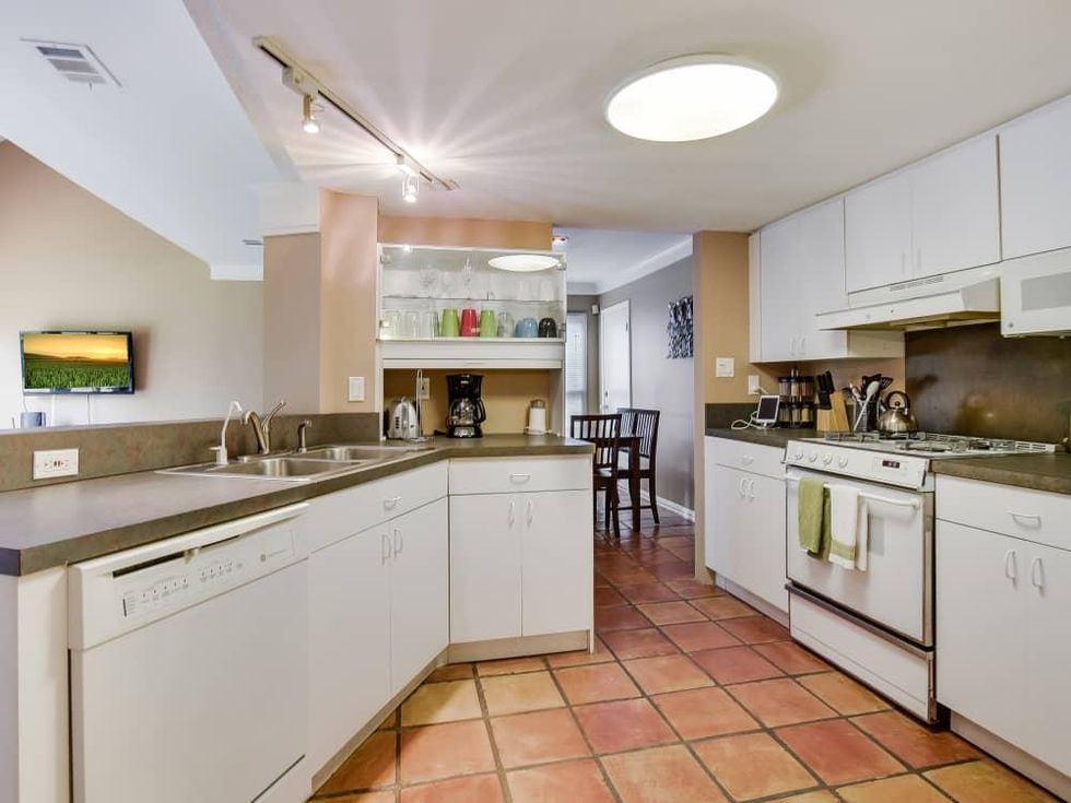 1112 Robert E Lee, A & B