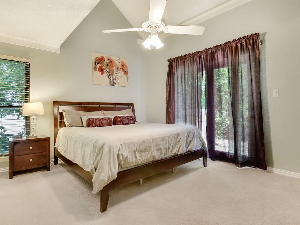 1112 Robert E Lee, A & B