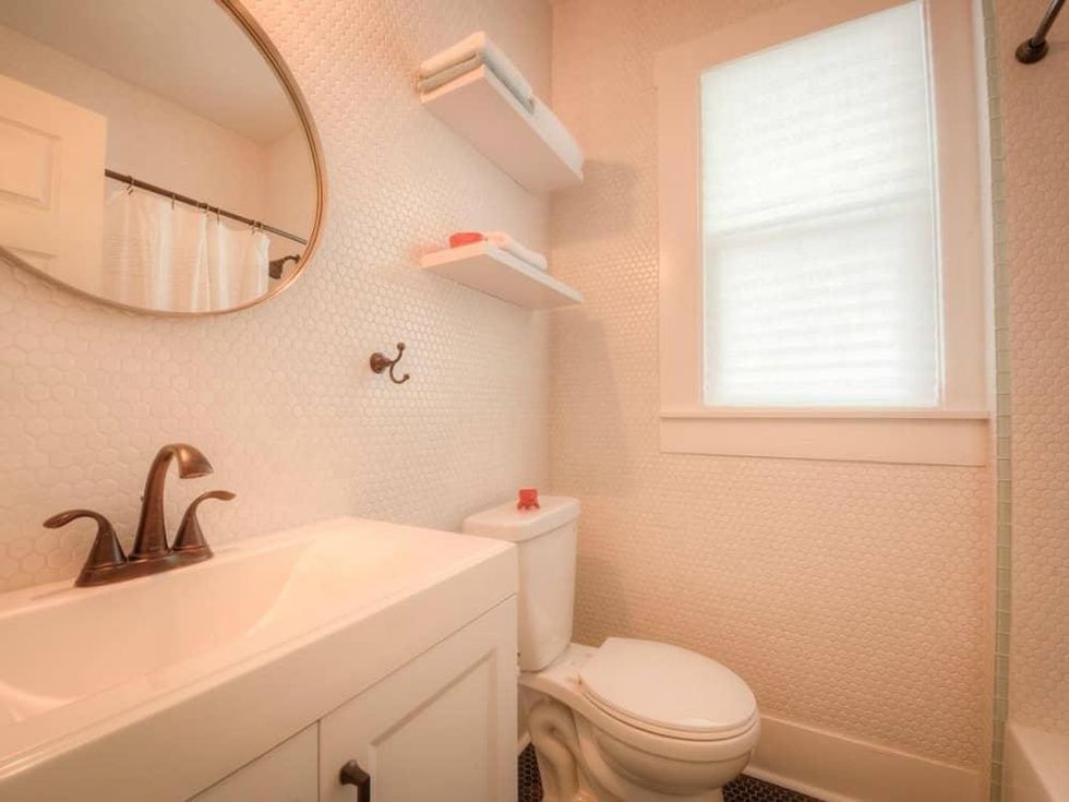 1122 Gunter St 78702 East Austin house bathroom 2015