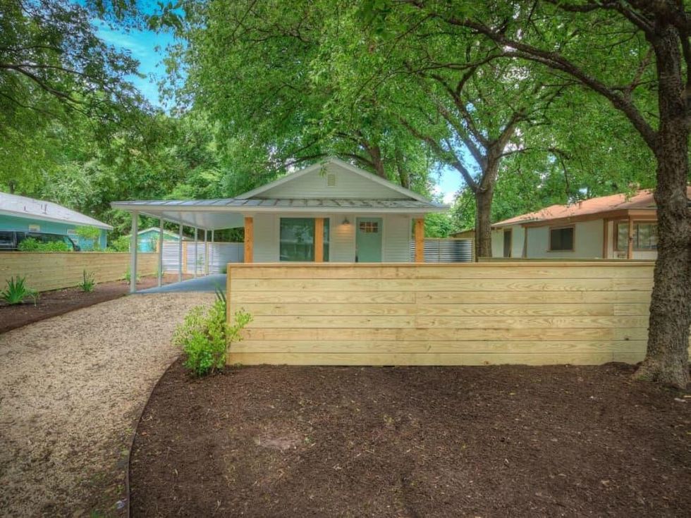 1122 Gunter St 78702 East Austin house front fence 2015