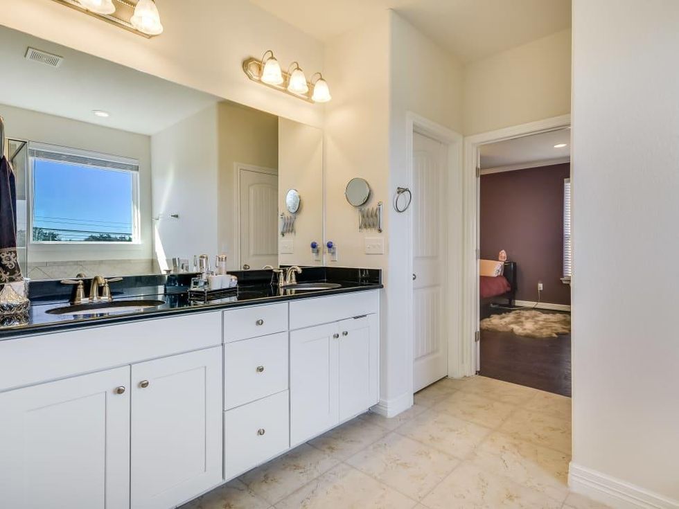 12312 Terraza Austin townhouse for sale master bathroom