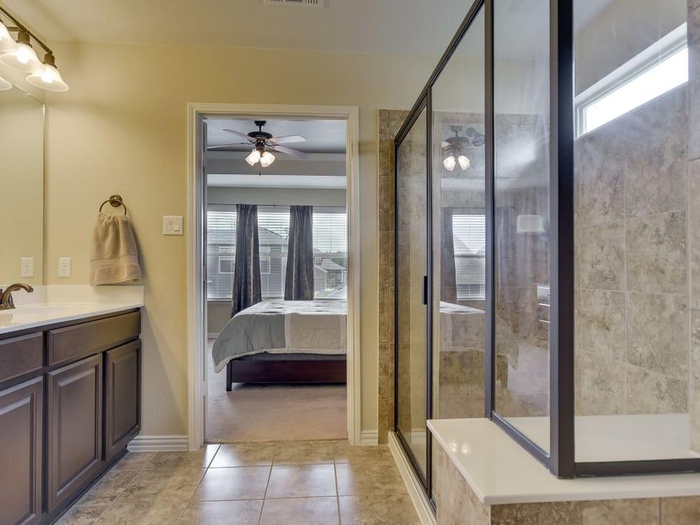 1400 Middlefield Austin house for sale master bathroom