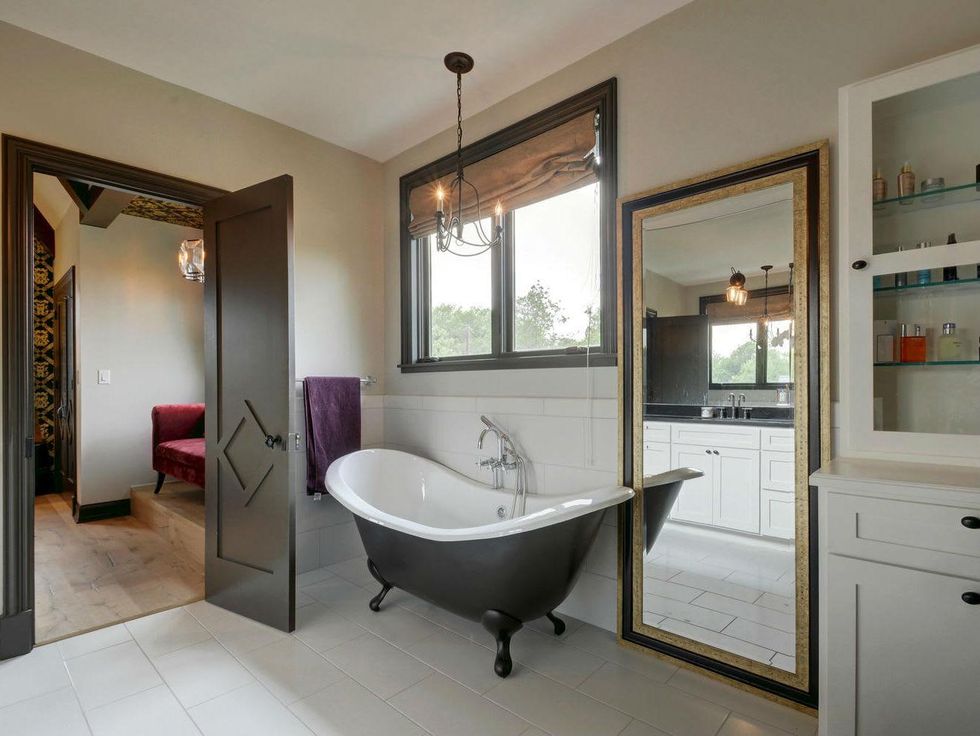 1612 Bauerle Ave Austin house master bath
