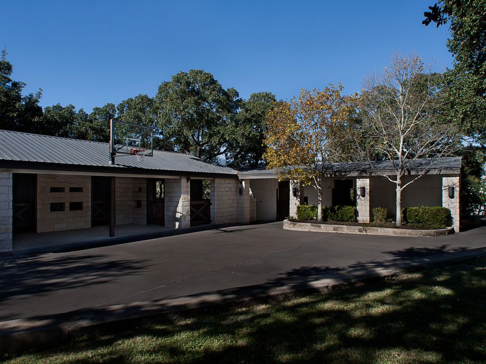 16219 Flintrock Rd Austin Stables