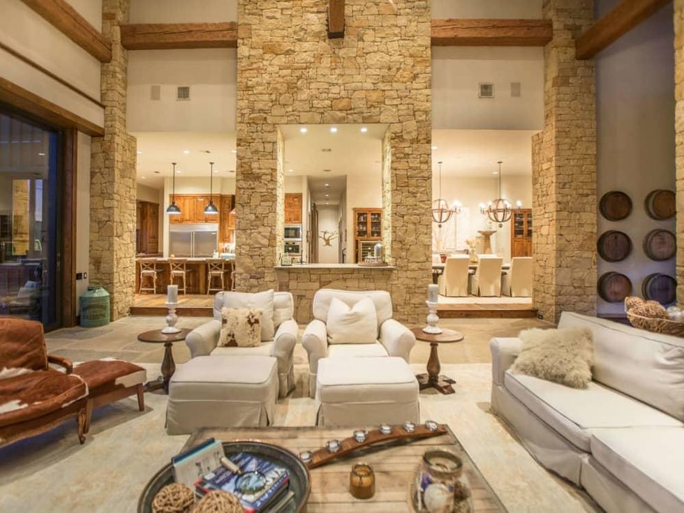 1920 Valentino Cove Lake Travis Spicewood house for sale living room