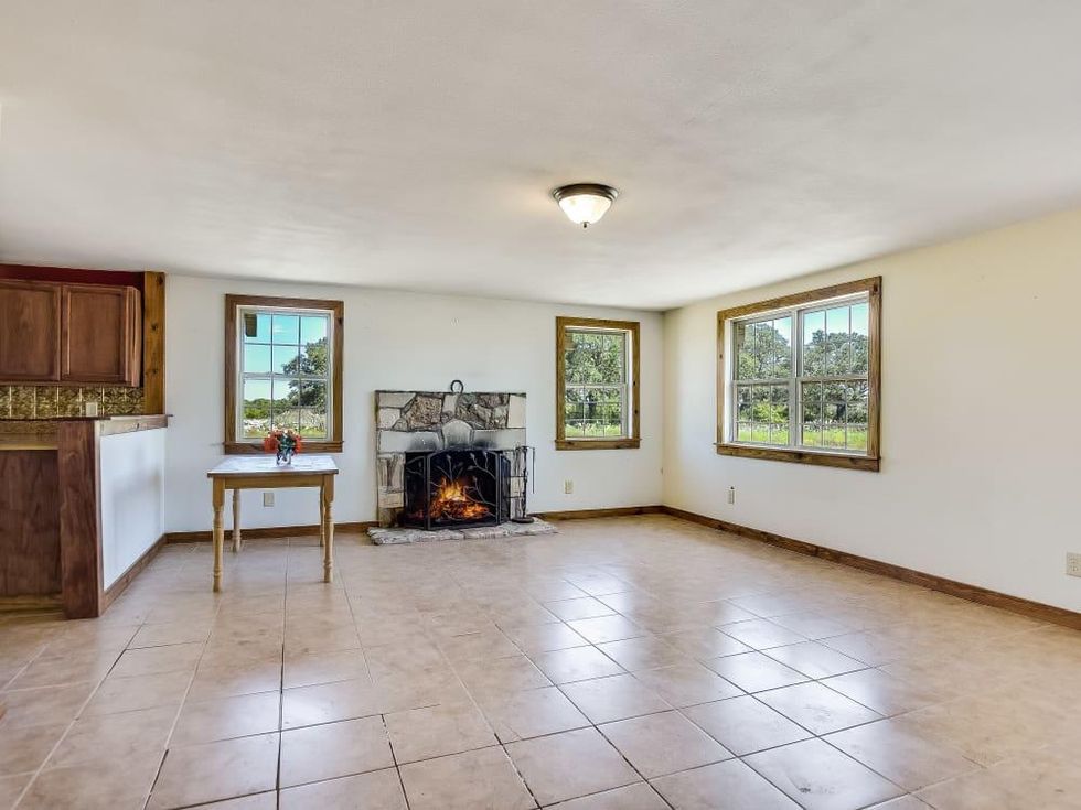 201 Greystone Ranch Bertram house for sale living room