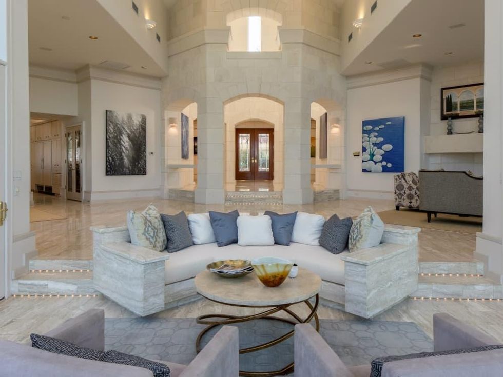 26100 Countryside Austin house for sale living room