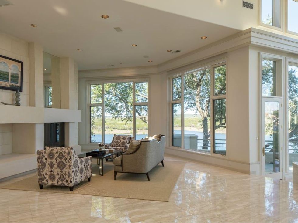 26100 Countryside Austin house for sale living room