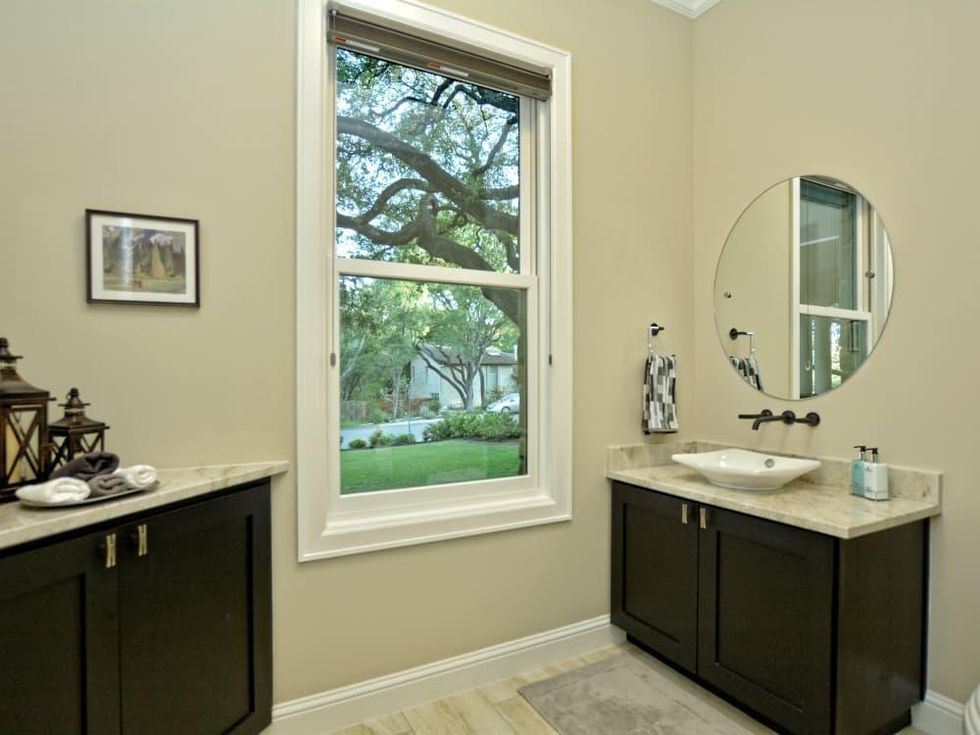 400 Almarian Austin house for sale bathroom