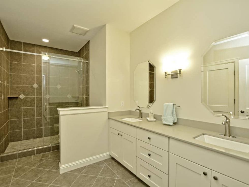 400 Almarian Austin house for sale bathroom