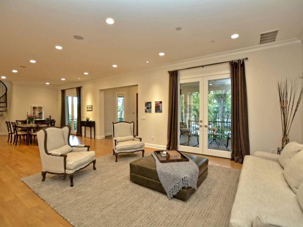 400 Almarian Austin house for sale living room