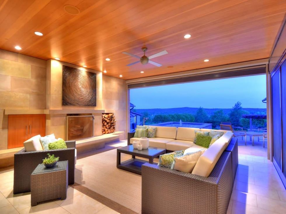 5221 Musket Cove Austin house for sale living room