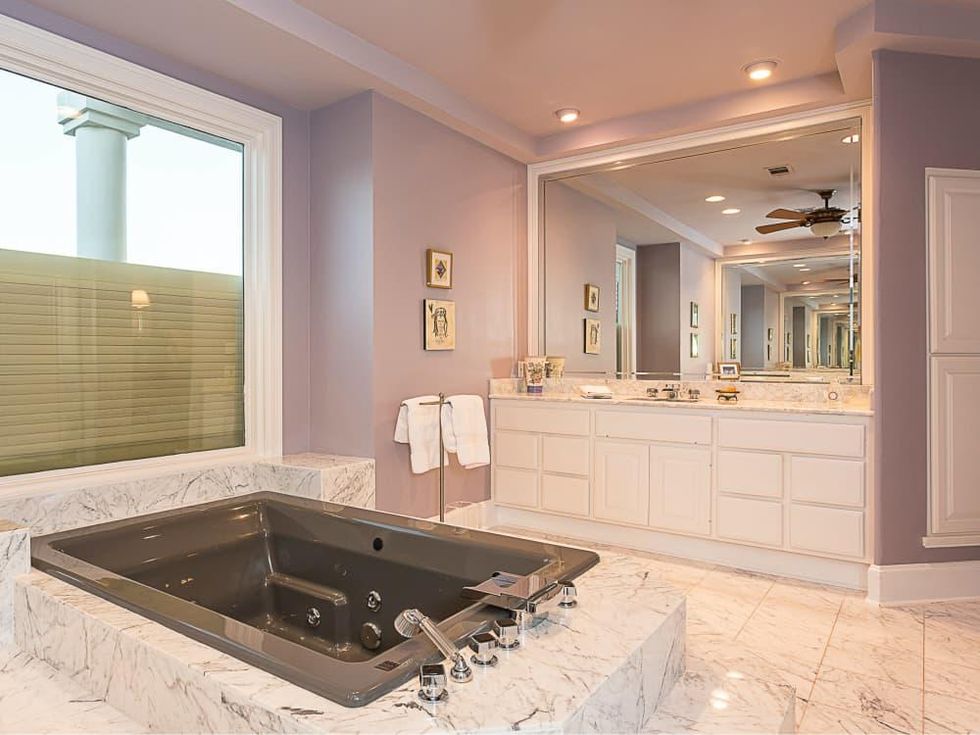 6603 Courtyard Austin house for sale bathroom