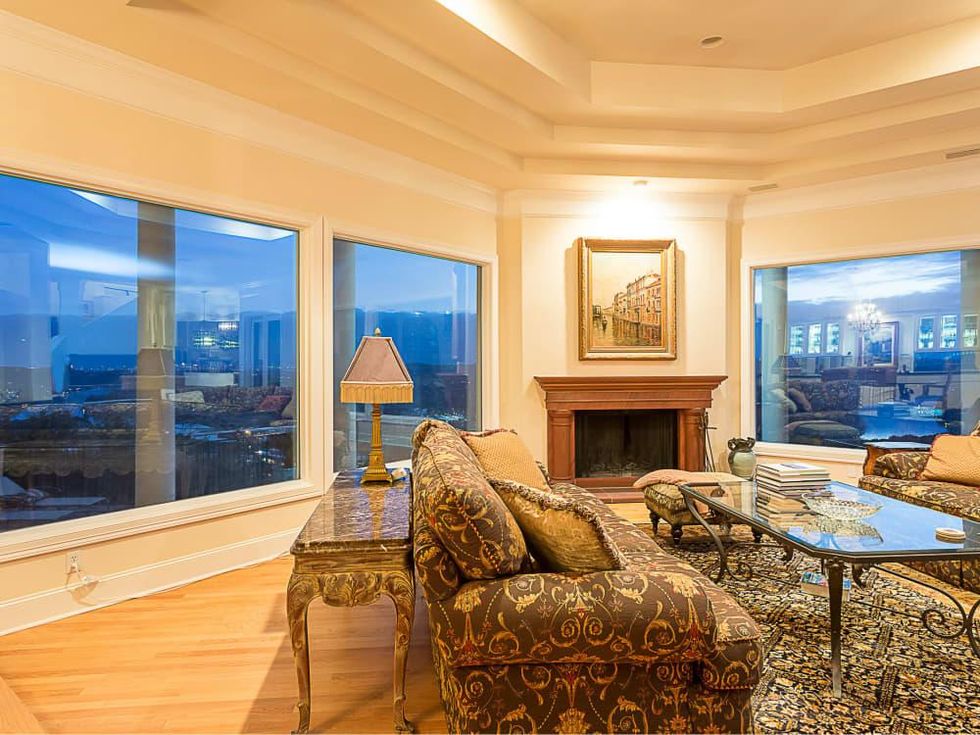 6603 Courtyard Austin house for sale living room