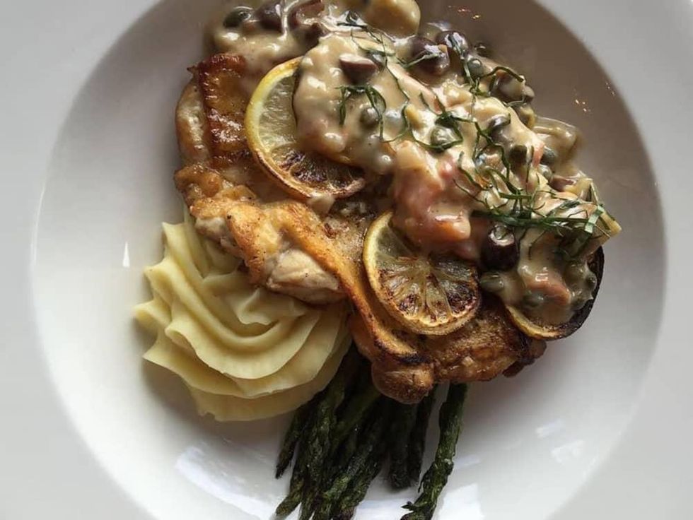 827Ray's Kitchen and Cellar chicken