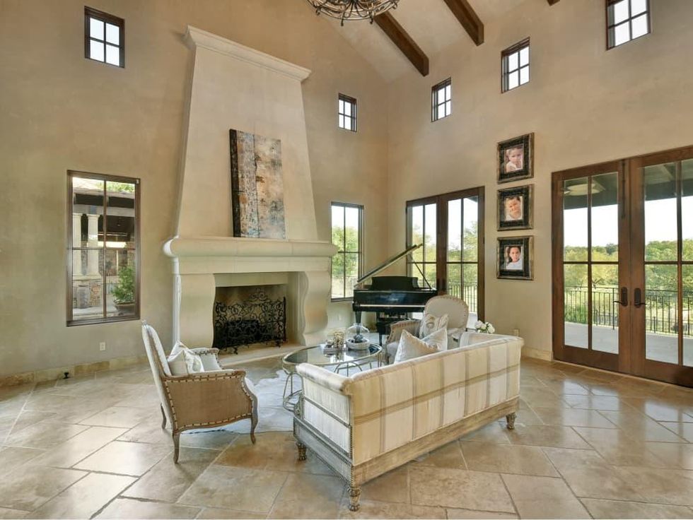 8533 Calera Austin house for sale living room