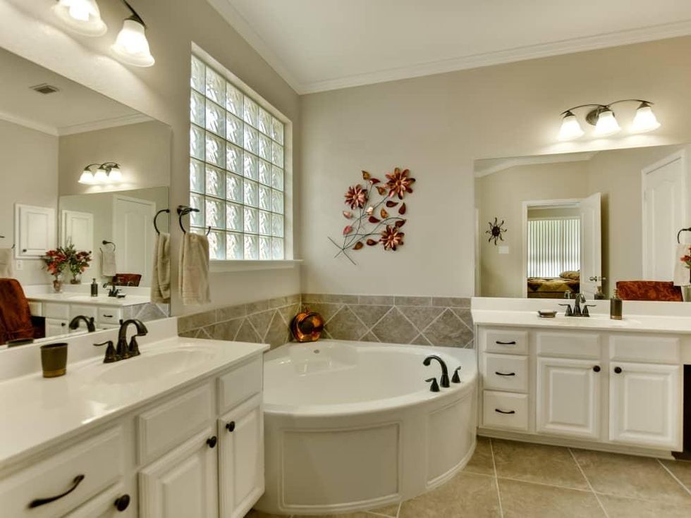 9013 Sautelle Austin house for sale bathroom