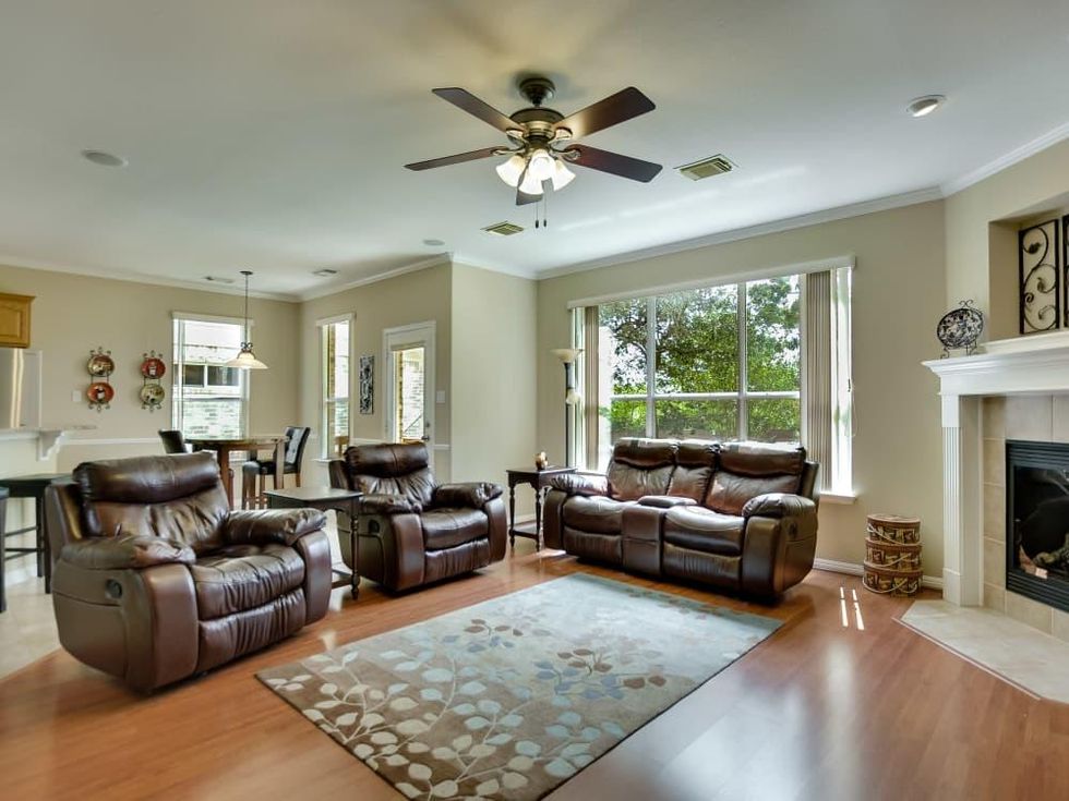 9013 Sautelle Austin house for sale family room