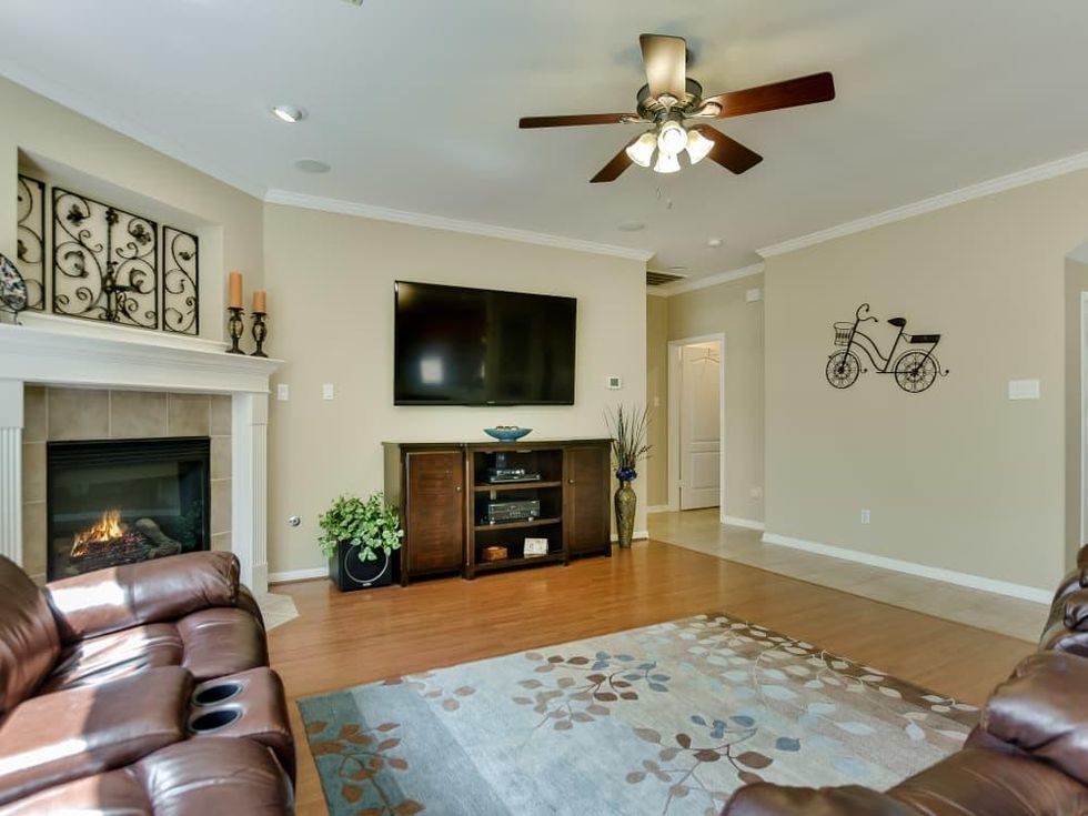 9013 Sautelle Austin house for sale family room