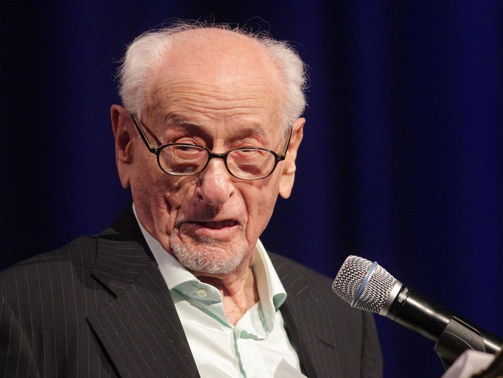 Actor Eli Wallach giving a speech in 2013