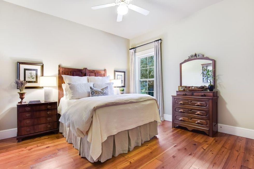 AUS_223 Black Stone Cove