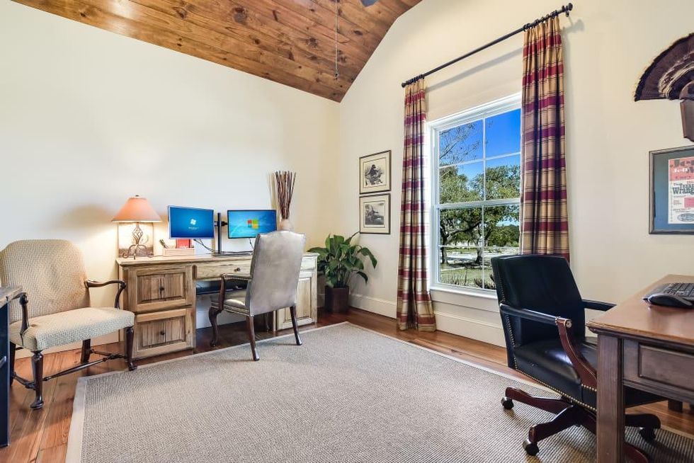 AUS_223 Black Stone Cove