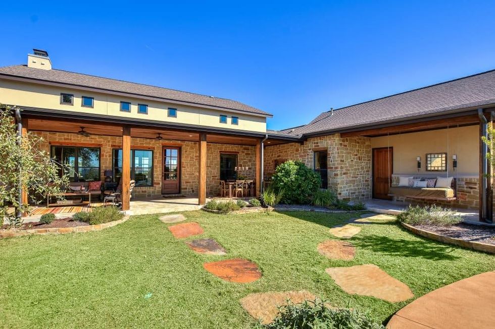 AUS_223 Black Stone Cove