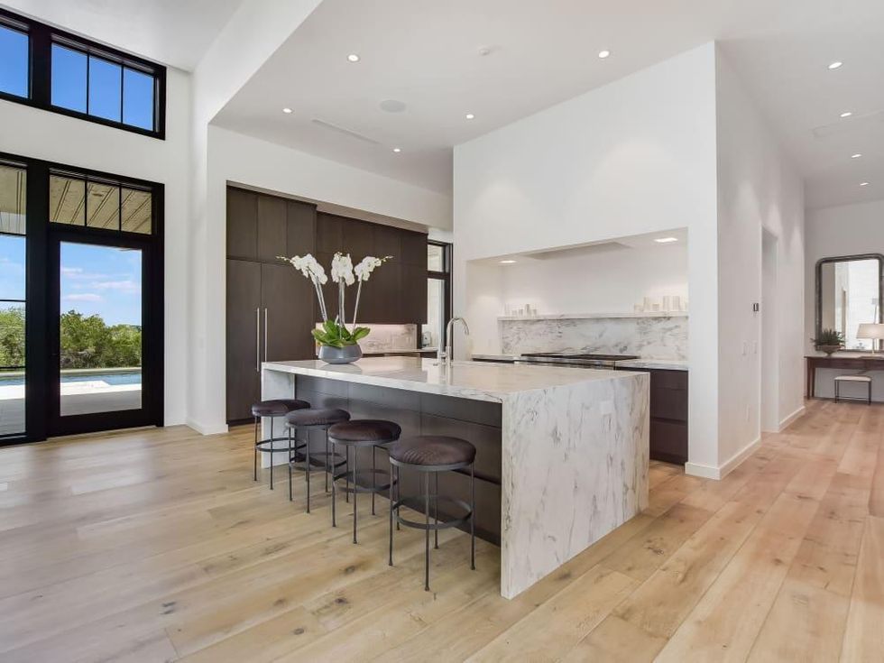 AUS_8308 & 8400 Valerio Ln