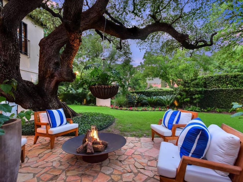 Austin_2700 Oakhurst