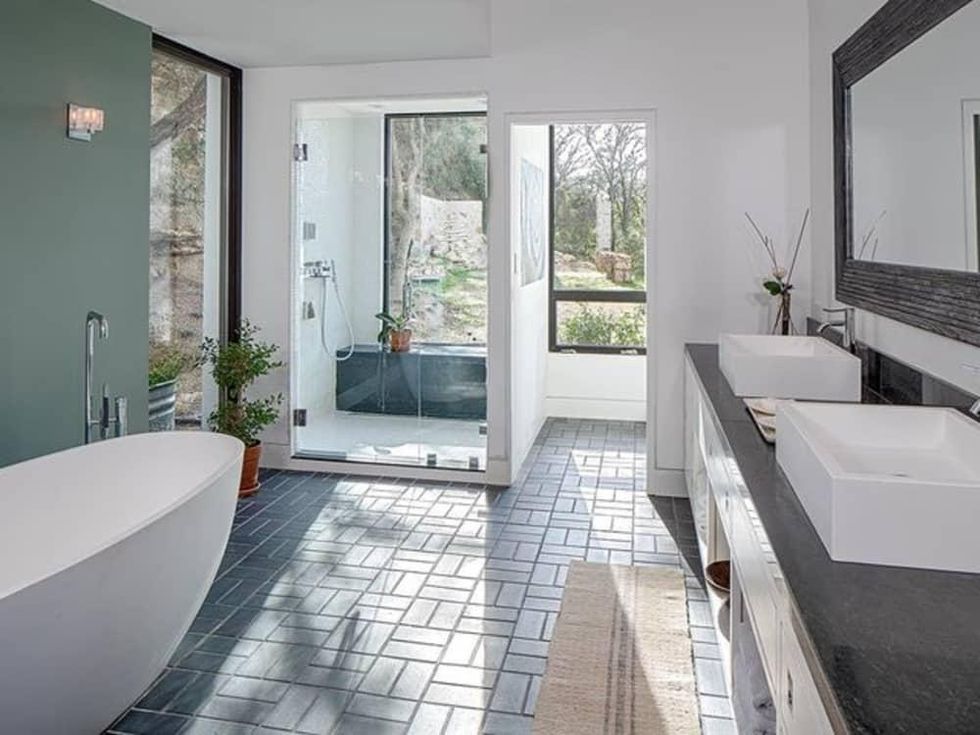 Austin cliff home Houzz bathroom