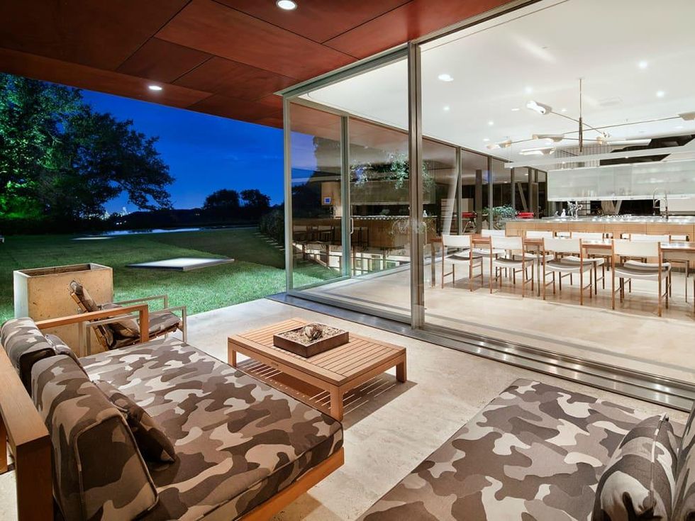 Austin home Floating Box House 900 Live Oak Circle West Lake Hills 78746 April 2016 patio ground level