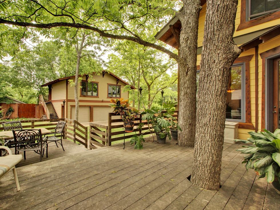 Austin home for sale 607 East 49th Hyde Park exterior deck backyard