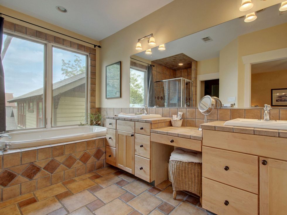 Austin home for sale 607 East 49th Hyde Park master bath