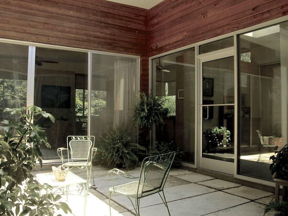 Austin home house 1011 E. 15th St. 78702 2015 courtyard