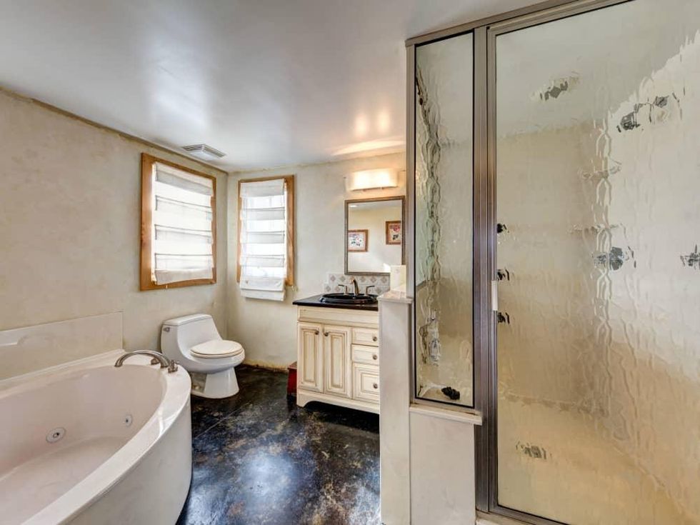 Austin home house 2105 E 9th St 78702 January 2016 bathroom