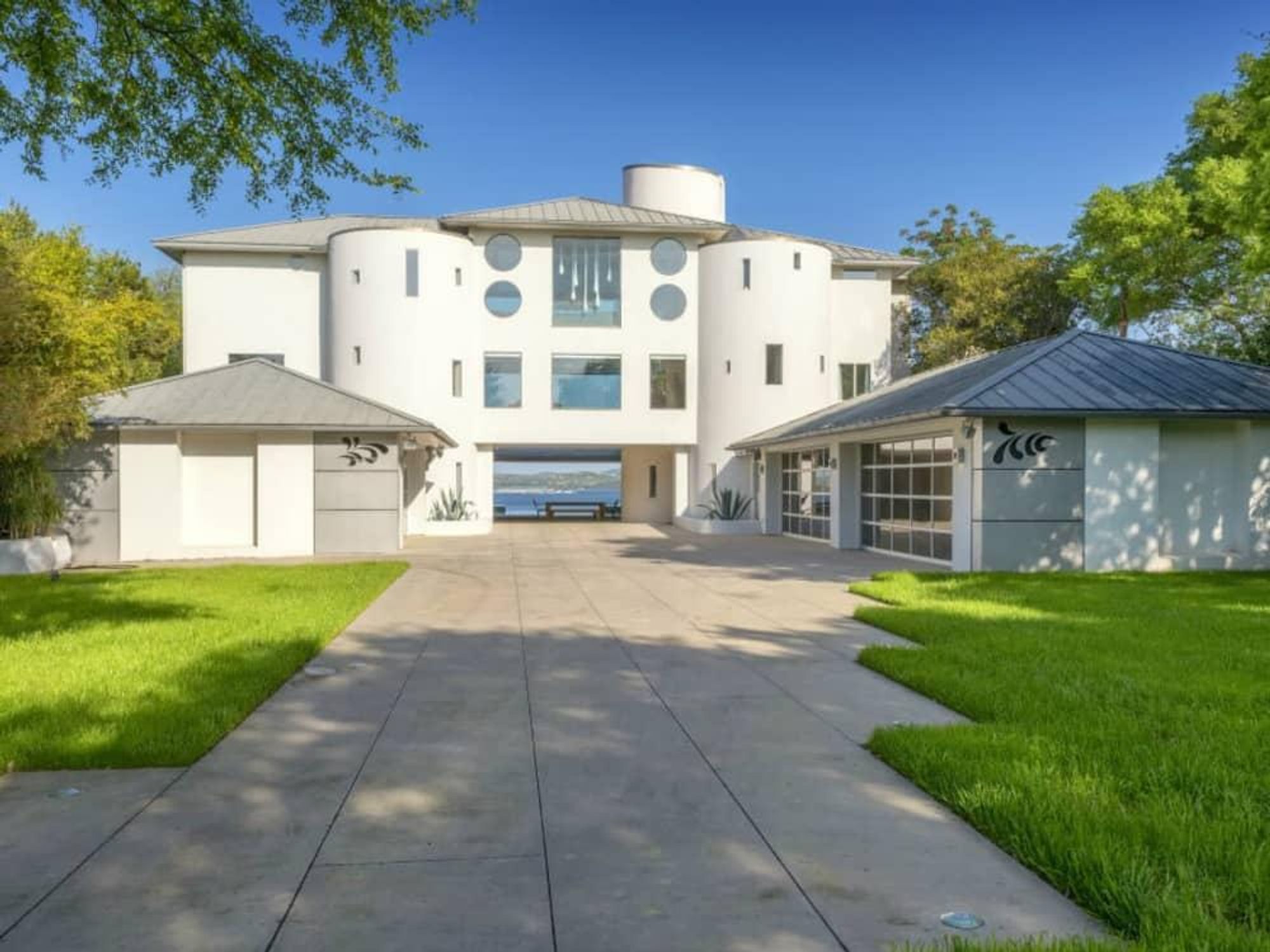 Austin house home Acqua Villa Winn Wittman Lake Travis 14515 Ridgetop Terrace 78732 exterior front