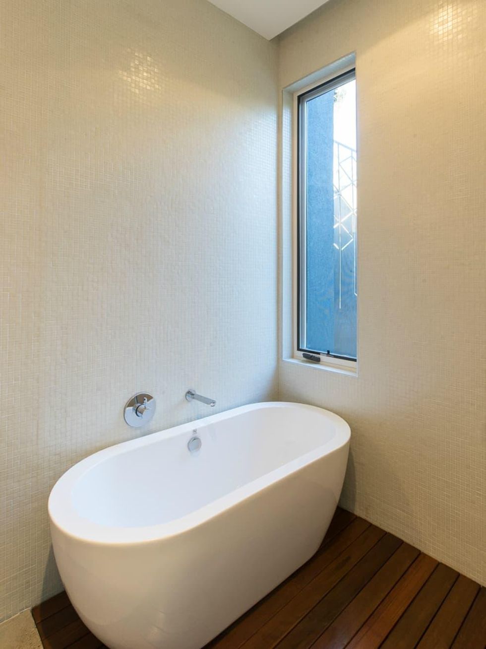 Austin house home dulplex 3305 Garden Villa Lane 78704 March 2016 bathroom tub