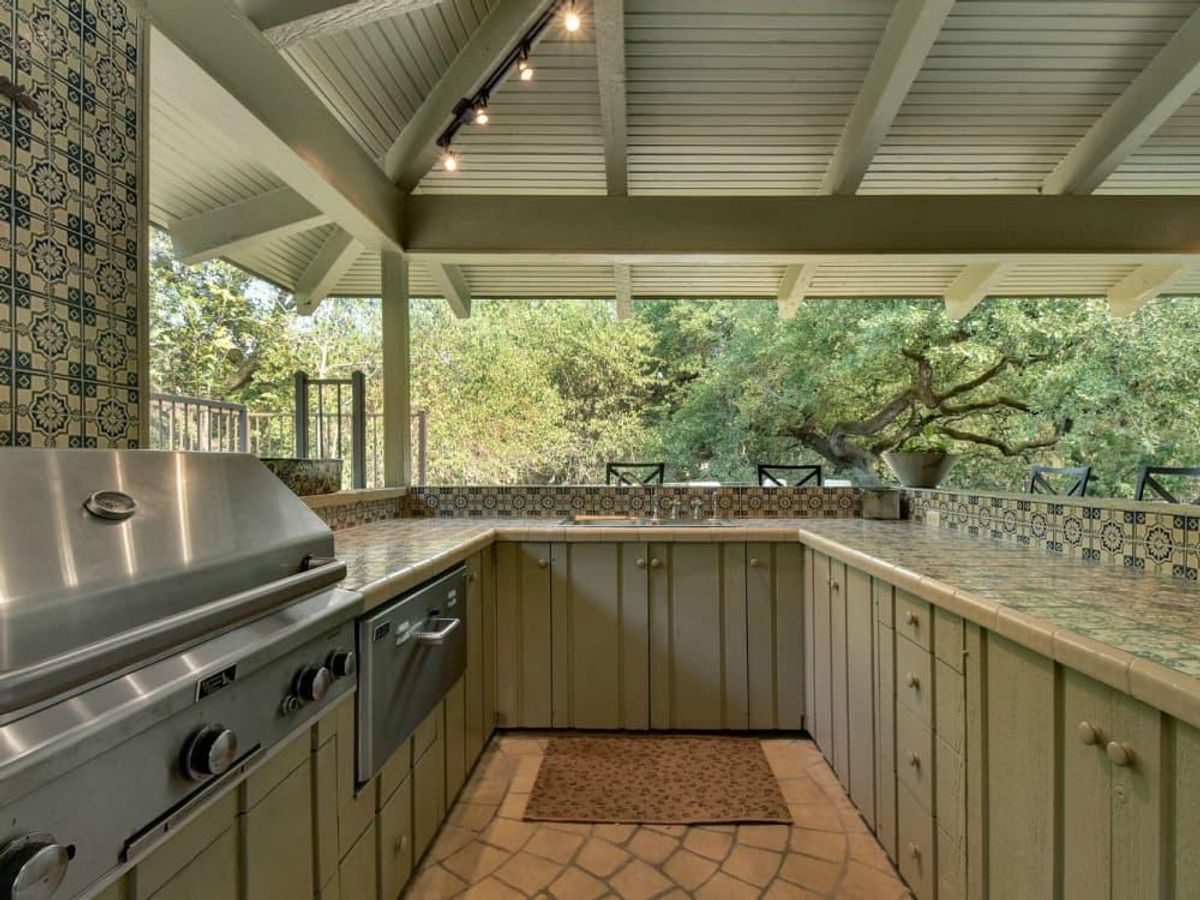 The outdoor living area, complete with kitchen. - CultureMap Austin