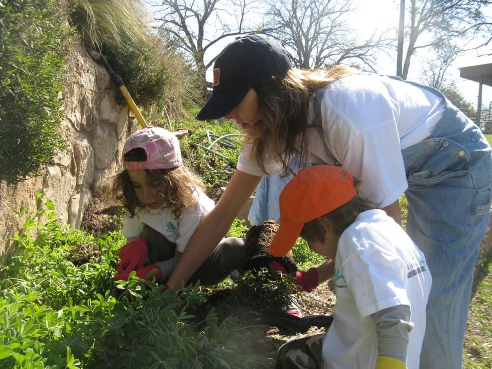 Austin Photo Set: News_Shelley_ little hands_april 2012_4