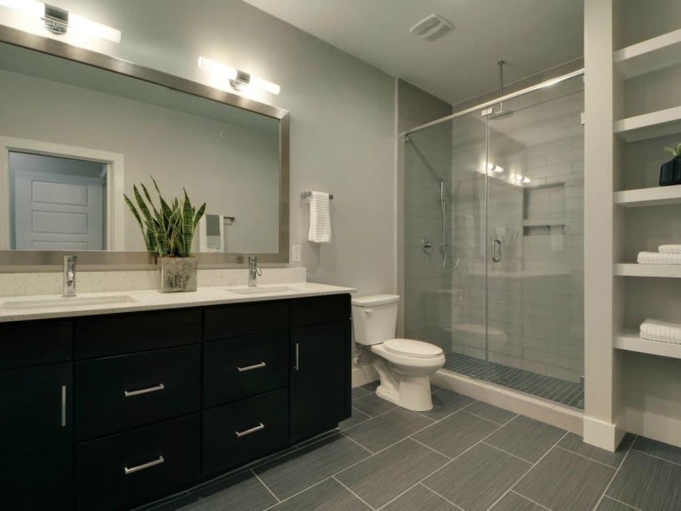 Austin townhome 2002 Glen Allen Street October 2015 bathroom
