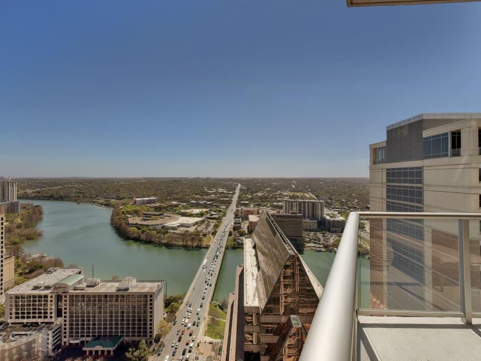 Austonian 33FF balcony