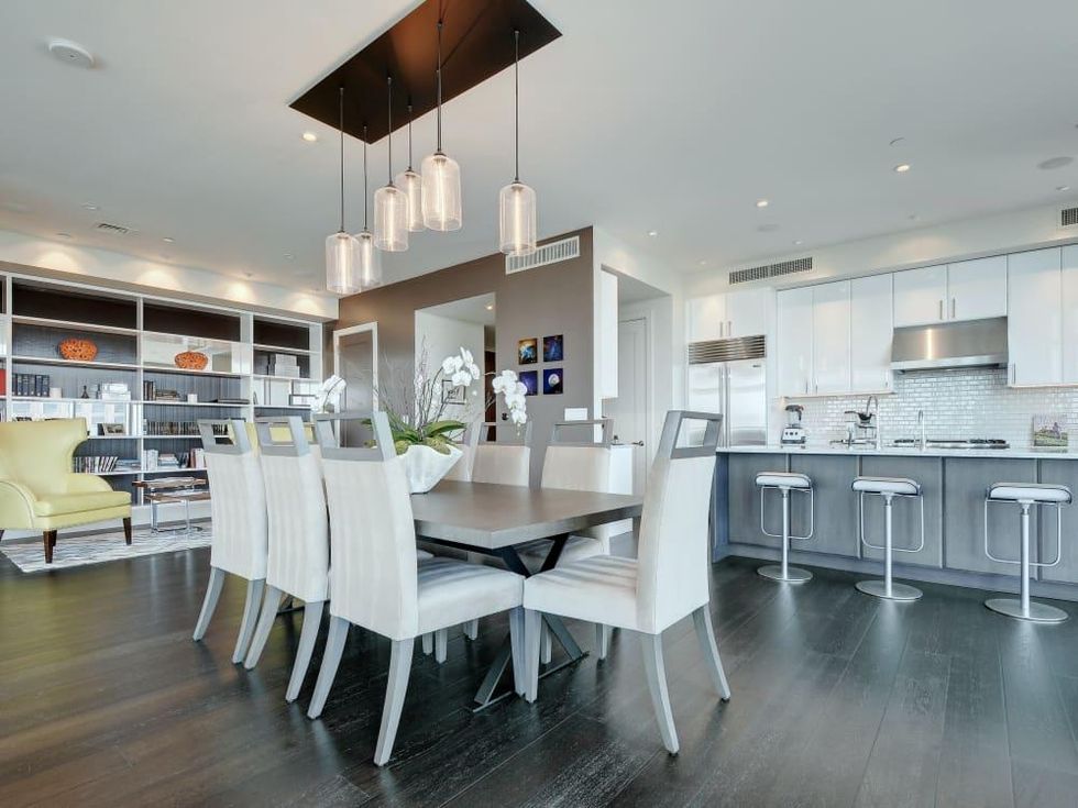 Austonian 33FF dining room