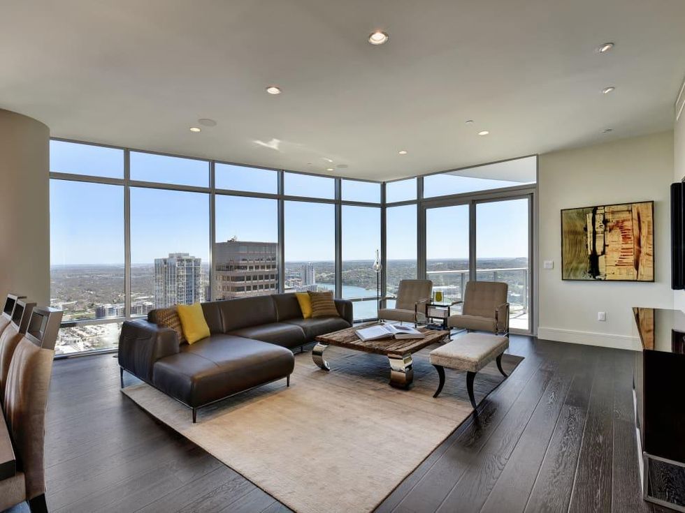 Austonian 33FF living room