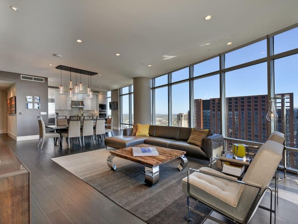 Austonian 33FF living room