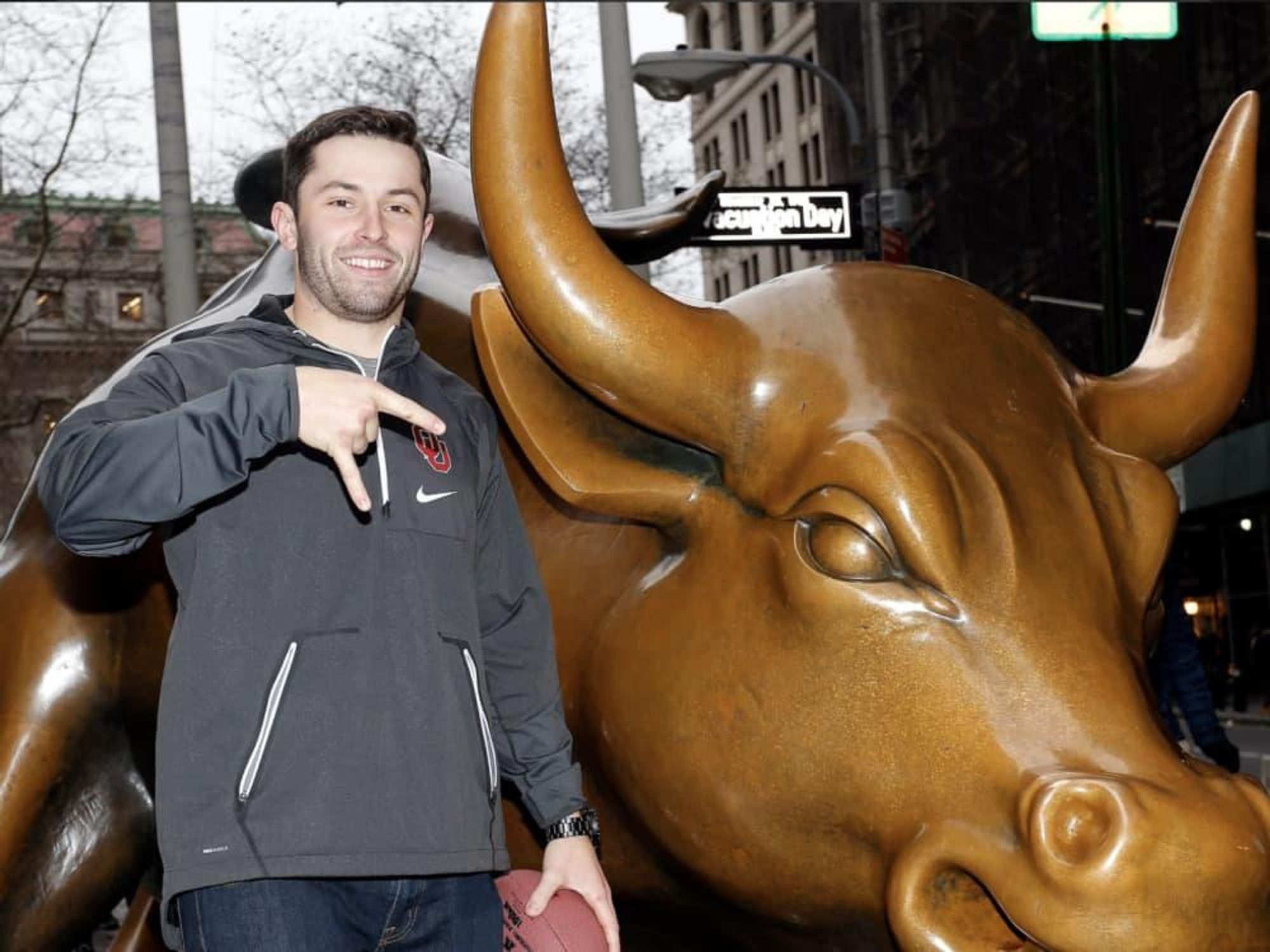 Baker Mayfield horns down