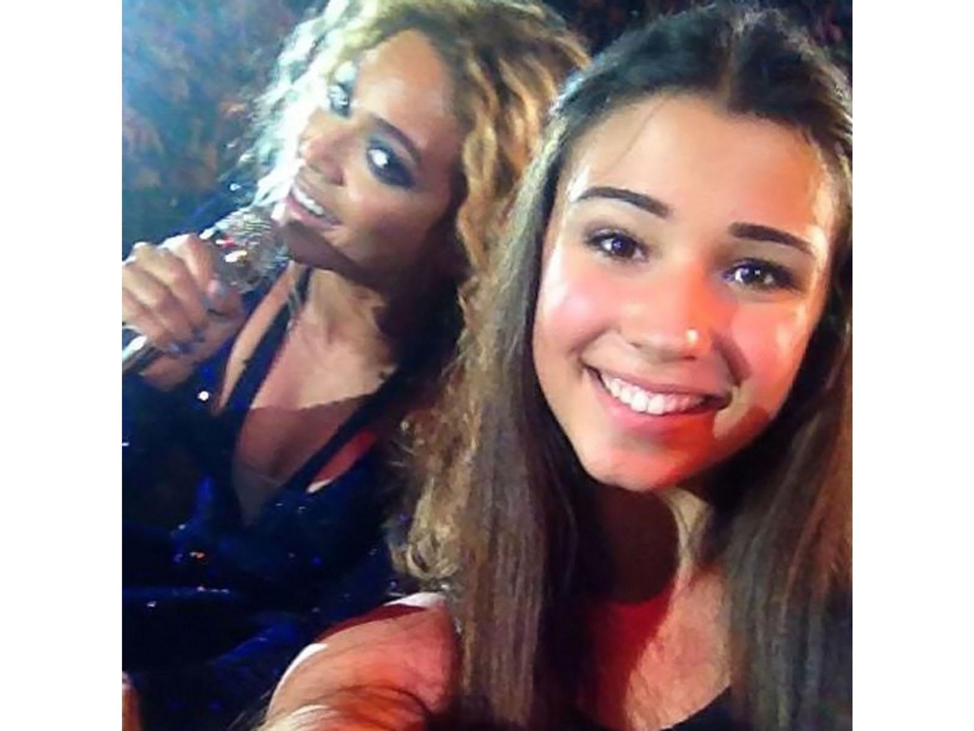 Beyonce photobombs a fan October 2013